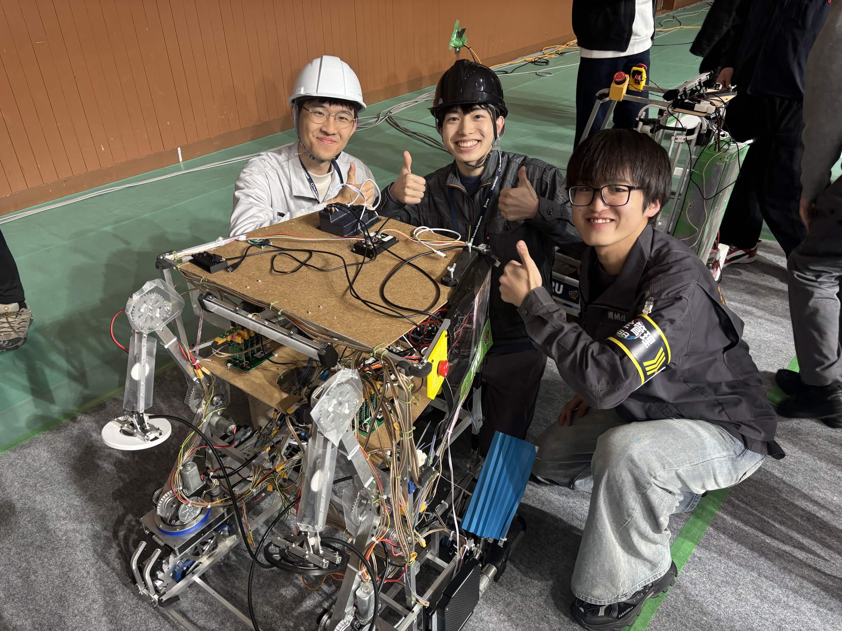 CoRE 2026に出場したTRUのメンバーとロボット